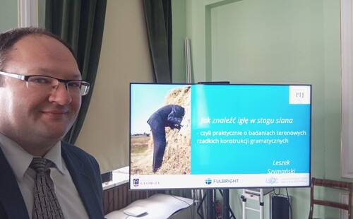 „Jak znaleźć igłę w stogu siana – czyli praktycznie o badaniach terenowych rzadkich konstrukcji gramatycznych” - referat dr hab. Leszka Szymańskiego, prof. UZ